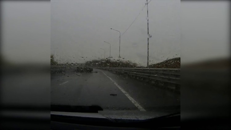 Быстрый водитель BMW устроил аварию на мосту в Волгоградской области (1 фото + 2 видео) . Чёрт побери