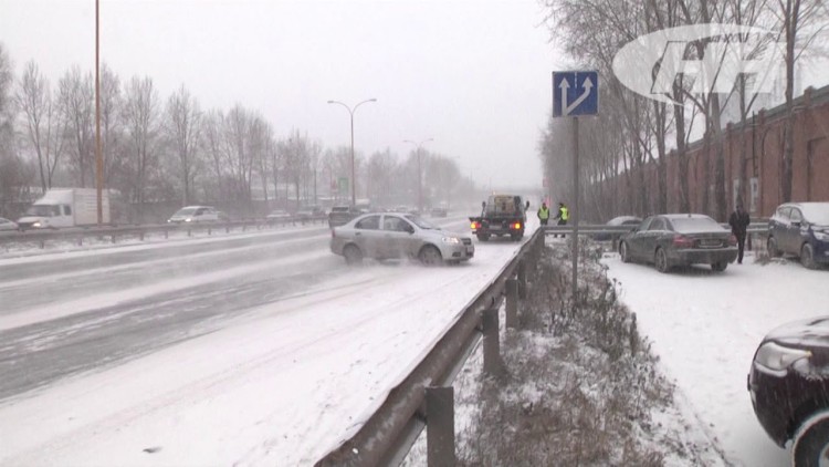 Chevrolet влетел в эвакуатор на Объездной в Екатеринбурге (3 фото + 3 видео) . Чёрт побери